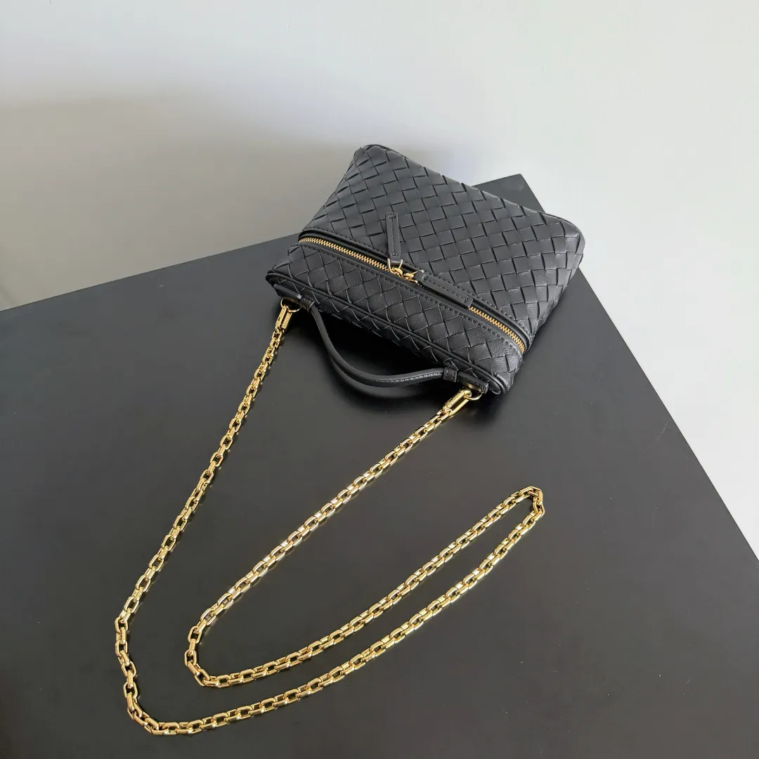 Batch 1480 BOTTEGA VENETA2025 new women's small Soft Vanity cosmetic bag, using the classic Intrecciato weaving technique, inheriting the classics, the ring buckle design 😎 The light metal chain gives you a high-end sense of matching, the chain is removable, and it can be used as a handbag ~ An elegant small bag that is perfect for participating in events. The overall body of the bag is as soft as marshmallow and can be easily kneaded, showing the strong toughness and high-end feel of the leather. The touch of sheepskin is so amazing. It is so healing when pinched! I have absolutely no resistance to small bags! ! ! Style number: 843800 Color: black Size: 19*14*3cm